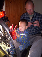 Ik help pappa met het repareren van de fiets